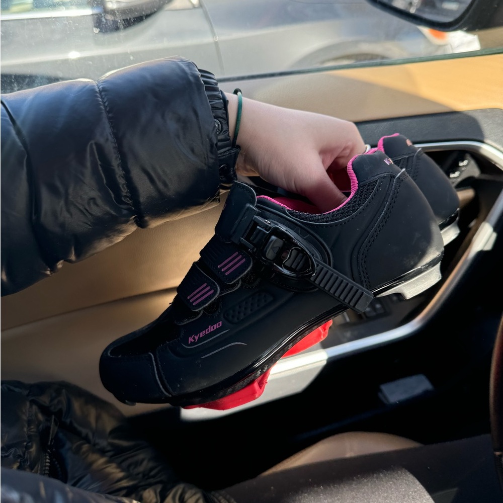 Women’s spin shoes